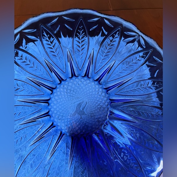 Royal blue cobalt blue glass deep serving bowl 24cm top diameter leaves pattern - Picture 9 of 15